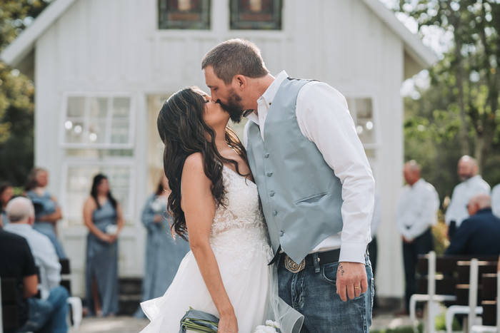 Hannah & Remington’s wedding at 7f Lodge & Events, College Station, TX, photographed by Weddings Unlimited